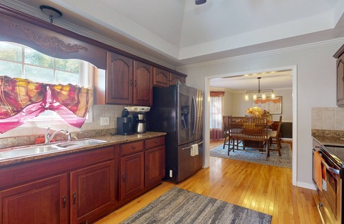 Summerville House | Spacious 5 bedroom retreat with seasonal pool and hot tub on 5 acres