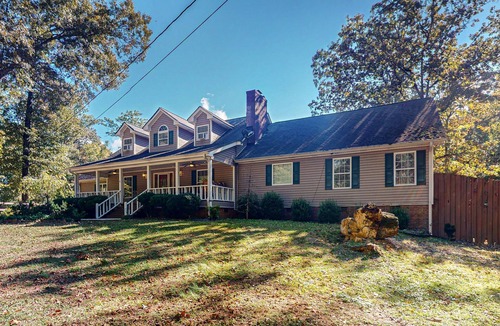 Summerville House | Spacious 5 bedroom retreat with seasonal pool and hot tub on 5 acres