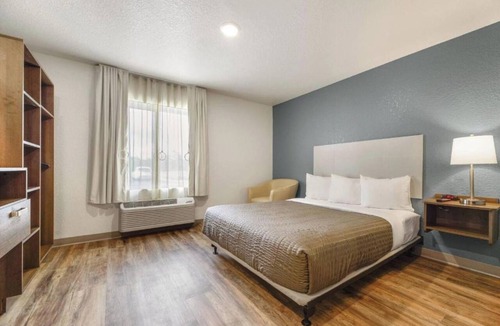 Newnan Hotel | Spacious Accommodation w/Cooking Amenities & Great Local Access