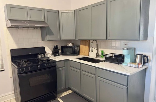 Brighton Park Apartment | Spacious Apt | 4 Queen Beds | Free Parking