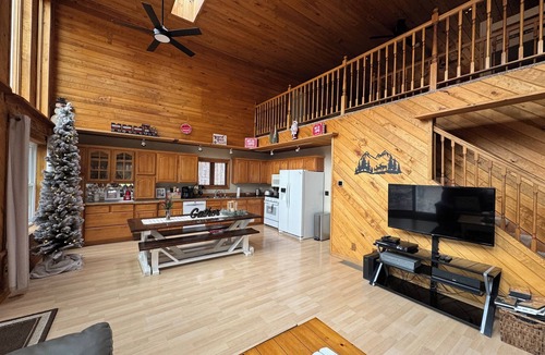 Mancelona Cabin | Spacious Cabin in LOTN- Great for ORV, Snowmobile, Golf, Ski or family getaways!