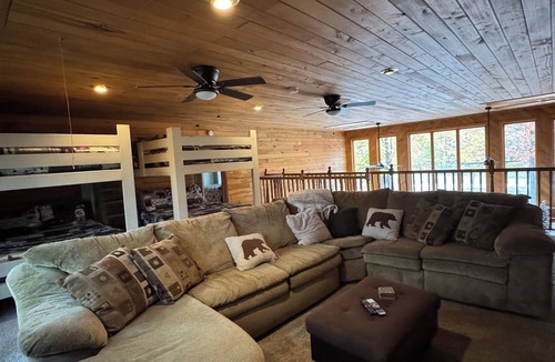 Mancelona Cabin | Spacious Cabin in LOTN- Great for ORV, Snowmobile, Golf, Ski or family getaways!