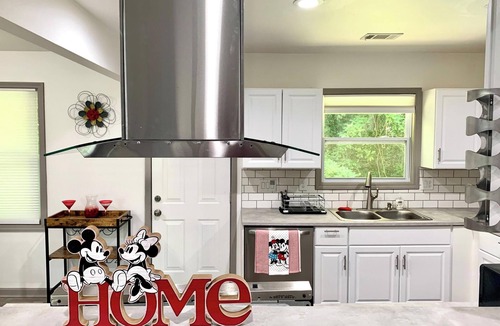 Atlanta House | Spacious Home - 3BD/2BA on a Hill near Dwntwn ATL with FREE PARKING+in-unit W/D
