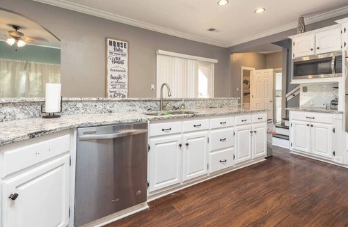 Southaven House | Spacious Home for Large Families & Special Groups. Lots of Parking & Activities.
