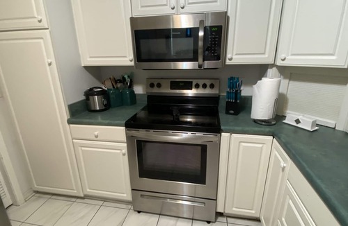 Ferry Pass House | SPACIOUS HOME NEAR DOWNTOWN & BEACHES! PETS OKAY, SLEEPS 8 +