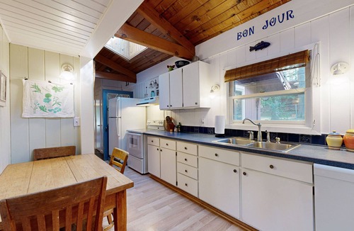 Iron Mountain House | Spacious house with free wifi, private W/D + near downtown