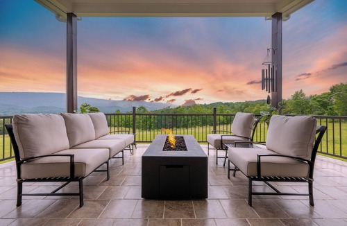 Dunlap House | Spacious Mountain Home: Pickleball, King Beds, Lg Kitchen, Arcade,Hiking, Remote