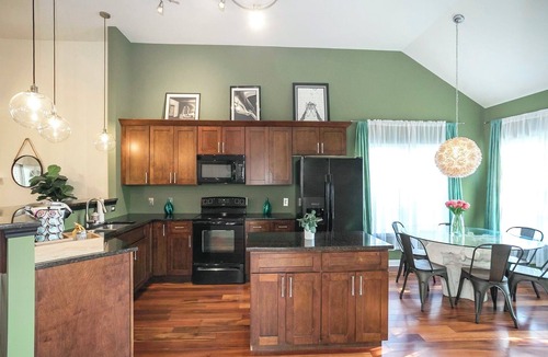 Hurwood Heights House | Spacious One-Story Near Downtown! Walk to Coffee! Firepit, Shuffleboard, Fence