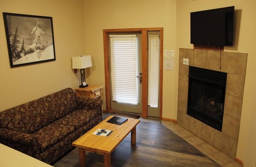 Iron Mountain Hotel | Spacious Room Steps from Timber Stone Golf Course - Relaxing Getaway