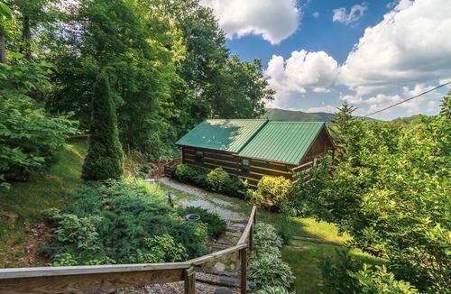 Cosby Cabin | SPARROWS NEST! COME ENJOY THE SERENITY & MOUNTAIN BEAUTY!