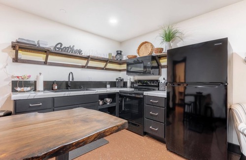 Livingston House | Speakeasy-2 bedroom/2 bath- on the Downtown Square