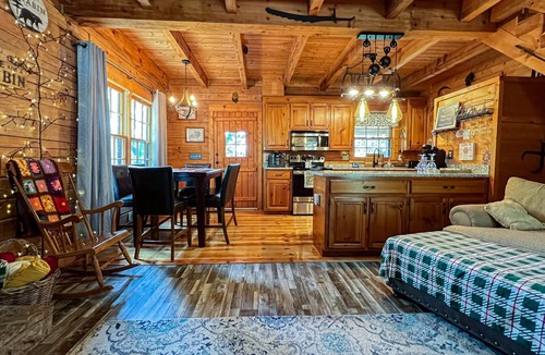 Pine Mountain Cabin | Spend Labor Day at Happy’s Hideaway- Fiber Wifi and Hot tub - Callaway Gardens