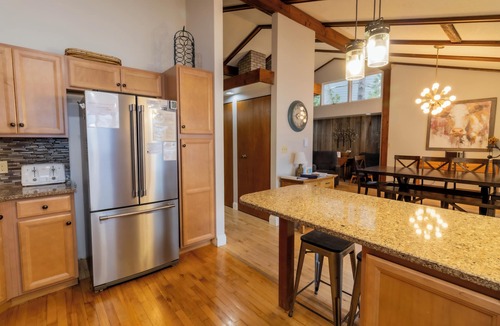 Suttons Bay House | Splendor on the sparkling shores of Suttons Bay