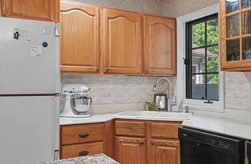 South Haven Bed & Breakfast | Steps to the lake & downtown South Haven. Enjoy 10 bedrooms & 10.5 bathrooms.