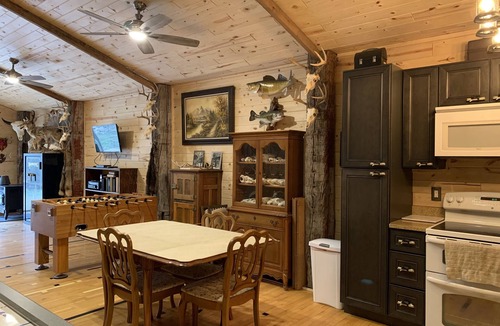 Flat Rock House | Steve’s Barn Lodge, Detroit River/Lake Erie
