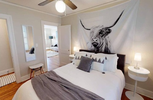 Montgomery Apartment | Stroll to Cafes & Grocer w/King Bed