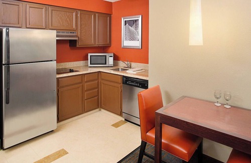 Livonia Hotel | Studio Queen Room at Residence Inn Detroit Livonia - Pets Are Welcome!