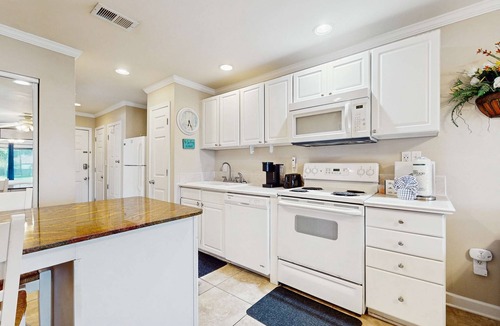 Navarre Beach Apartment | Studio with a patio, pool access, and central AC - snowbird friendly