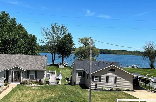 Allegan House | Stunning Lake Views with Balcony - with lake access