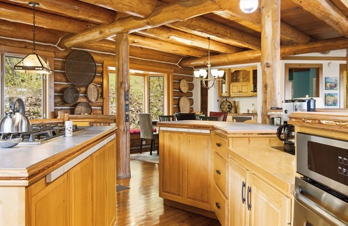 Lake Leelanau House | Stunning log home near Leland. Hot tub. A/C.