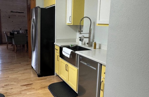 Copperhill Cabin | Stunning Modern Cabin Rooftop Terrace 3 Balcony Levels Game Room River!