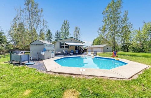 Mountain House | Stunning pool house between Lakewood and Mountain!