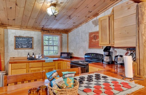 Jamestown Cabin | Stunning Views with Private Hot Tub