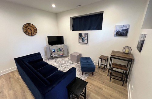 Woodlawn Apartment | Stylish 2BR Near Hyde Park, UChicago & Lake