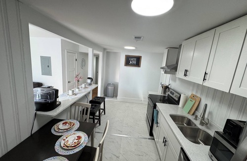 Florida Panhandle House | Sun & City Gem: The Perfect Hub for Downtown Vibes & Beach Escapes