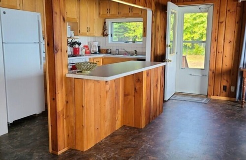 Eagle Harbor Cottage | Sunrise Cove Cottage: Summer Bliss Awaits at Sunrise Cove – Swim, Hike & Explore on Lake Superior