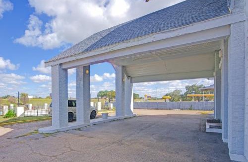 Florida Panhandle Hotel | Sunset Inn Flatonia I 10 by Hotel O