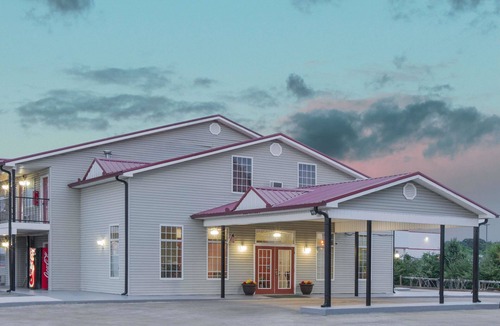Talladega Hotel | Super 8 by Wyndham Talladega AL