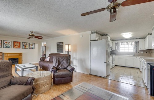 Lookout Valley Neighborhood Association House | Superb 3-bedroom home with AC and private suite