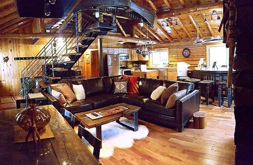 Shingleton Cabin | Superb Log Cabin Rental for Groups near Munising and Pictured Rocks National Lakeshore, Michigan