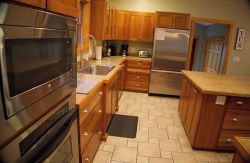 Suttons Bay Cabin | Suttons Bay Therapy-Hot Tub/GameRoom/Fireplace/AC