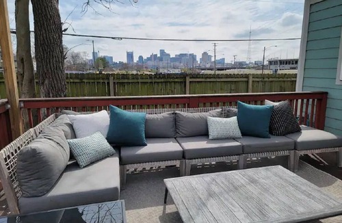 McFerrin Park House | t ⭐Skyline views!⭐ Mins from Downtown and Topgolf! Large Deck, Fenced in yard!