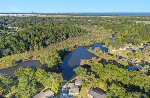 Mobile House | Tara's Riverfront Hideaway