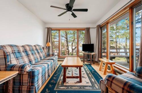 Mayfield House | TC Lake Stay-Pontoon & SUP Rentals-King Room!