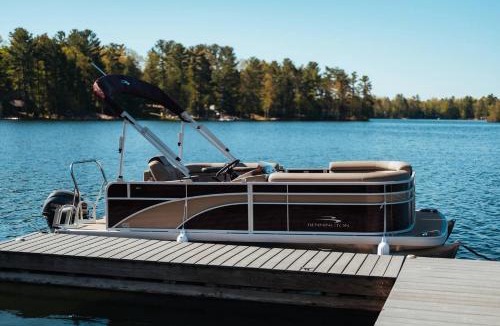 Mayfield House | TC Lake Stay-Pontoon & SUP Rentals-King Room!