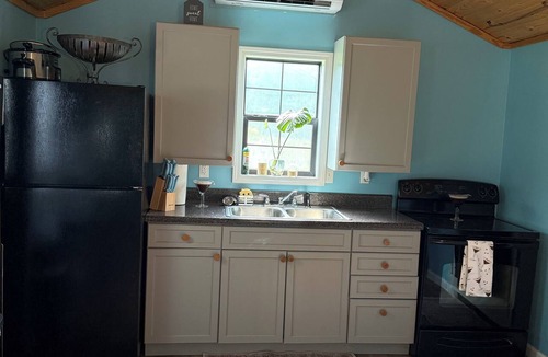 Sugar Tree Cabin | Tennessee River Cabin/Tiny House Close to the River! Fully furnished. Big Bed!