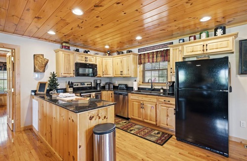 Wears Valley Cabin | The Bear Stop 1BR/1BA Wears Valley HotTub WiFi Pool Table 10 Min to Pigeon Forge