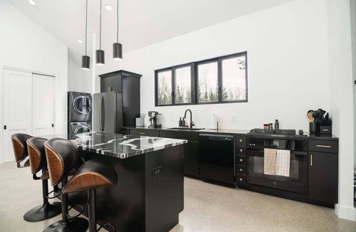 Mayfield House | The Blackpine | 4BR| Hot Tub| <15 mins to Dwntwn