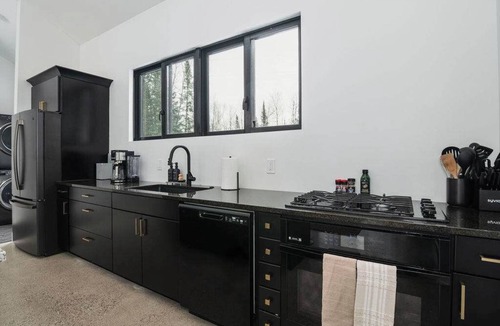 Mayfield House | The Blackpine | 4BR| Hot Tub| <15 mins to Dwntwn
