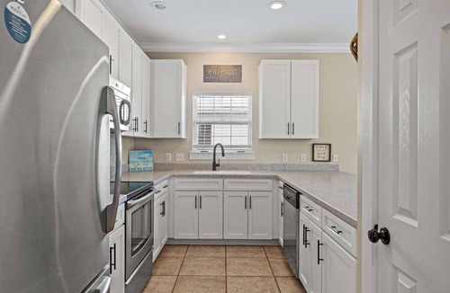 Gulfview Heights House | The Blue Parrot Cottage: ONE BLOCK TO BEACH ACCESS, PRIVATE POOL, SLEEPS 8!