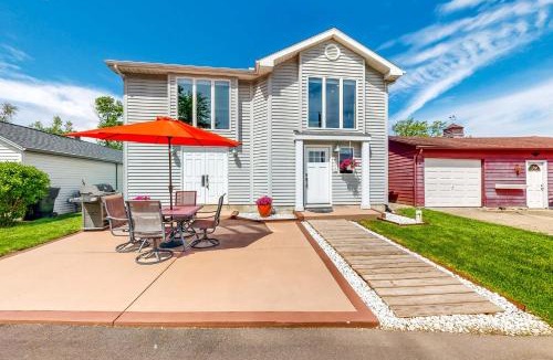 Syracuse House | The Boat House w/Dock: Enjoy Lake Life!