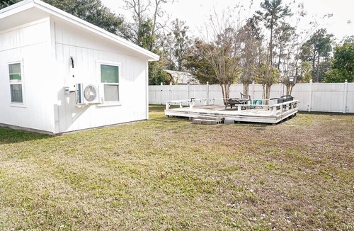 Foley House | The Bungalow at Juniper Journey-Cozy, Perfect for 2 Close to OWA, Beaches