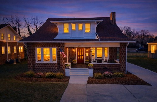 Greeneville House | The Bungalow at Ye Olde Towne Gate - Historic Greeneville - Hot Tub