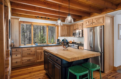 Thompsonville Cabin | The Cabin on Pine Ridge | Crystal Mountain | Hot Tub + Log Cabin | Dog friendly