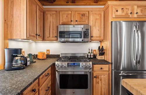 Thompsonville Cabin | The Cabin on Pine Ridge | Crystal Mountain | Hot Tub + Log Cabin | Dog friendly