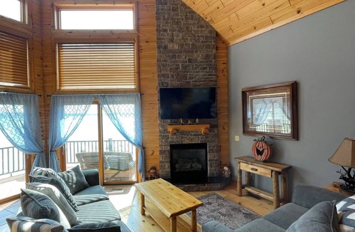 Cedar Lake House | "The Cedar Lake Escape" is a lakeside retreat offering 5 bedrooms and 3 baths.